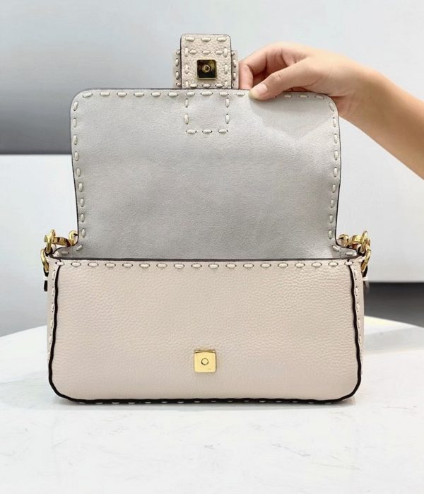 Réplique Fendi Baguette Moyen Sac en blanc – Image 5