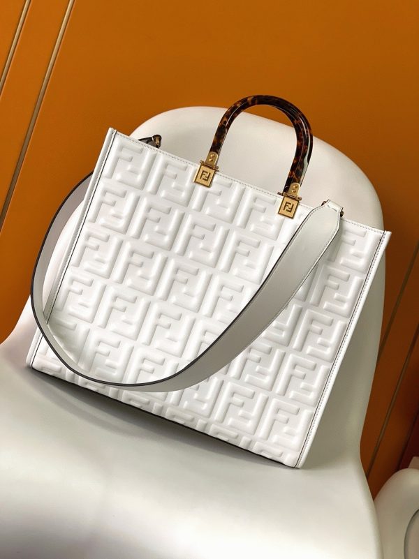 Réplique Fendi Sunshine Moyen Sac Cabas en cuir de veau blanc FF – Image 9