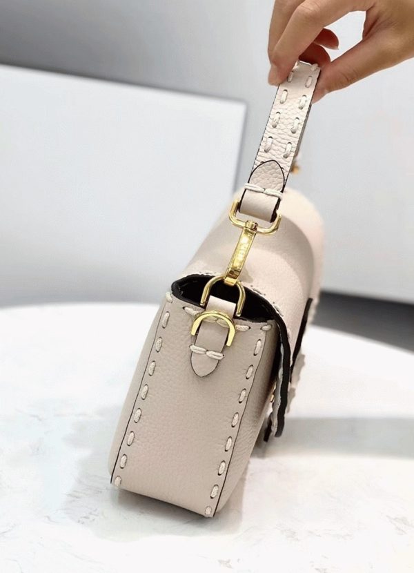 Réplique Fendi Baguette Moyen Sac en blanc – Image 2