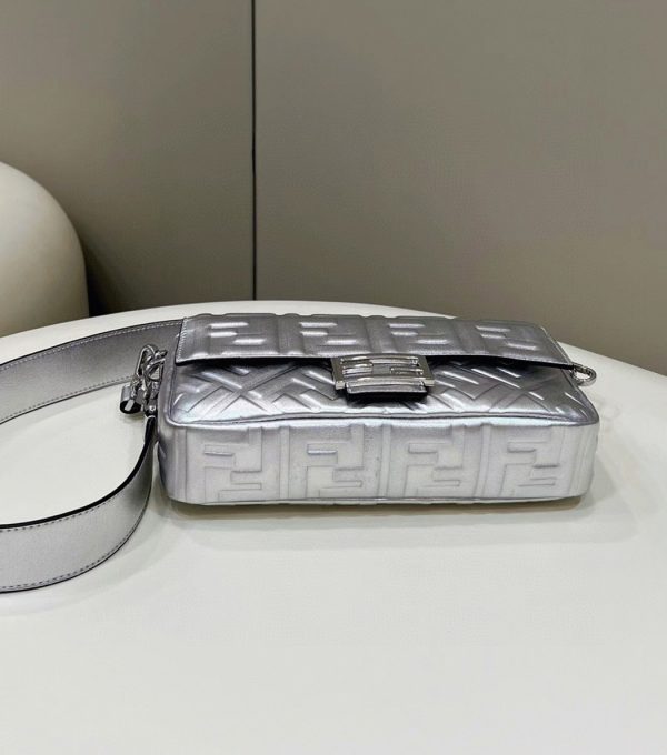 Fendi Baguette Moyen Sac en argent FF – Image 9