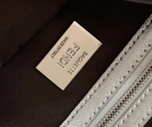 Fendi Baguette Moyen Sac en argent FF – Image 8