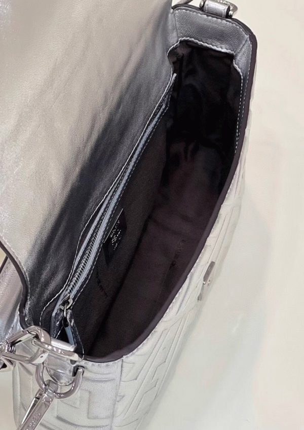 Fendi Baguette Moyen Sac en argent FF – Image 7