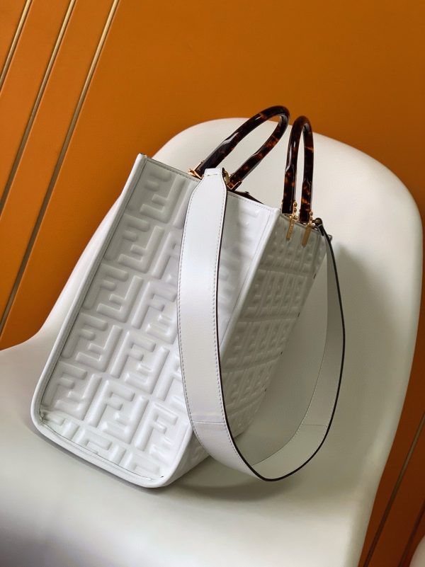 Réplique Fendi Sunshine Moyen Sac Cabas en cuir de veau blanc FF – Image 5