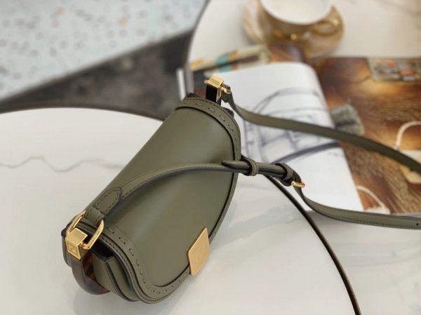 Contrefaçon Fendi Moonlight Sac Saddle en cuir de veau vert – Image 7