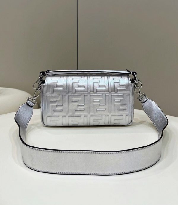 Fendi Baguette Moyen Sac en argent FF – Image 6