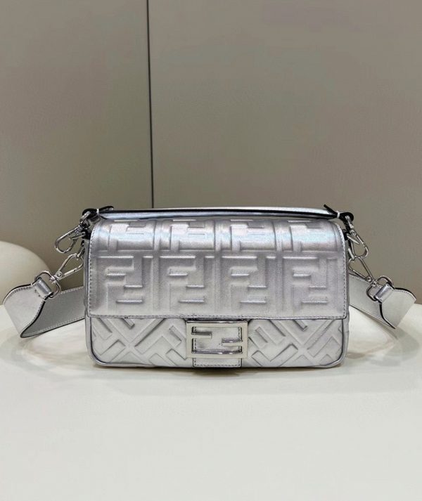 Fendi Baguette Moyen Sac en argent FF – Image 5