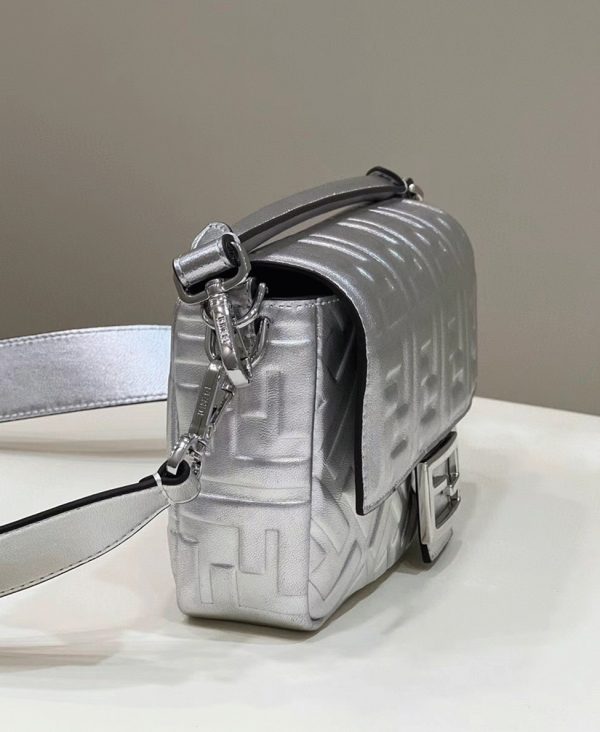 Fendi Baguette Moyen Sac en argent FF – Image 4