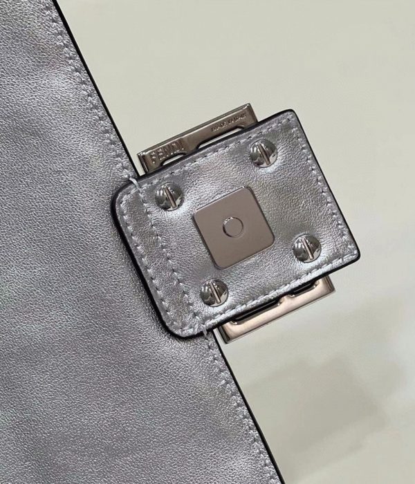 Fendi Baguette Moyen Sac en argent FF – Image 3
