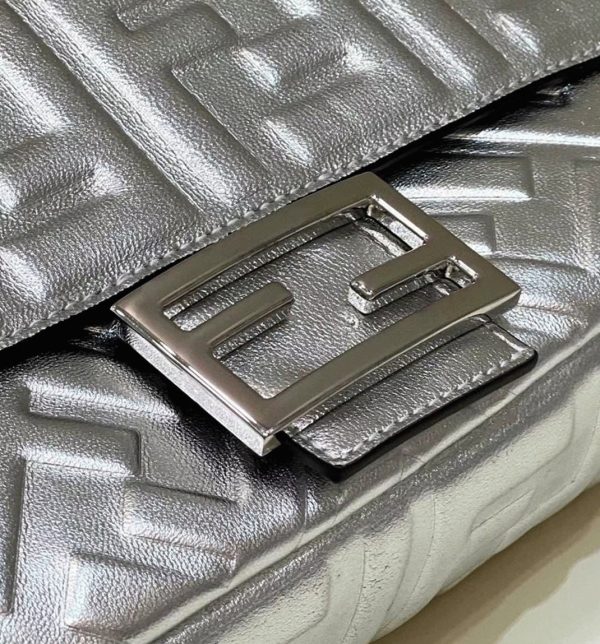 Fendi Baguette Moyen Sac en argent FF – Image 2