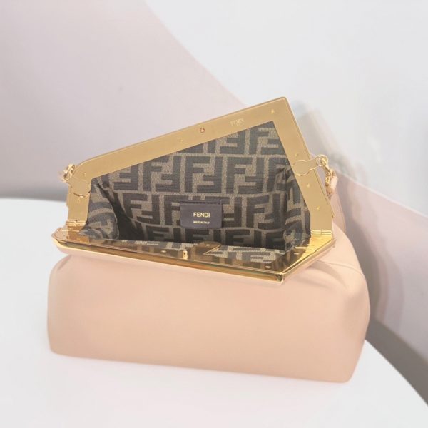 Réplique Fendi First Moyen Sac en cuir nappa rose poudré – Image 5