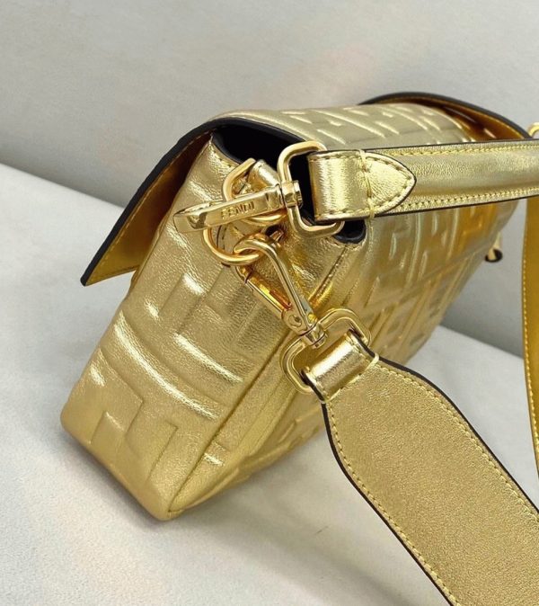 Fausse Fendi Baguette Moyen Sac en or FF – Image 6