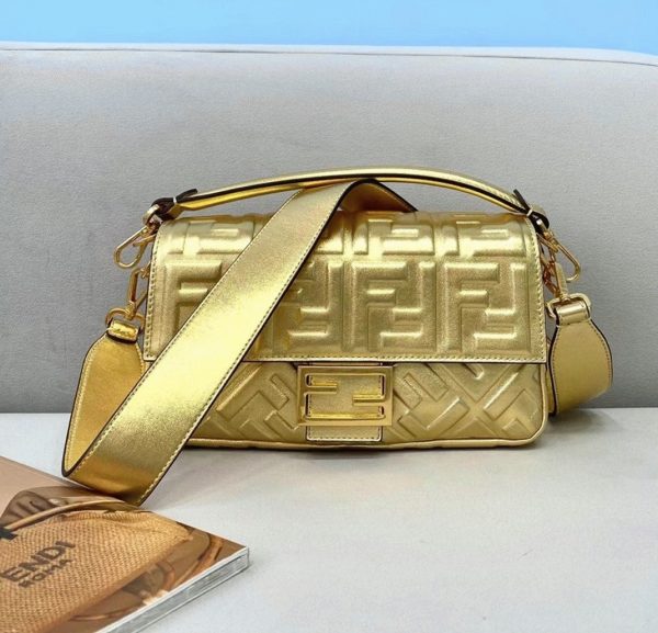 Fausse Fendi Baguette Moyen Sac en or FF – Image 5