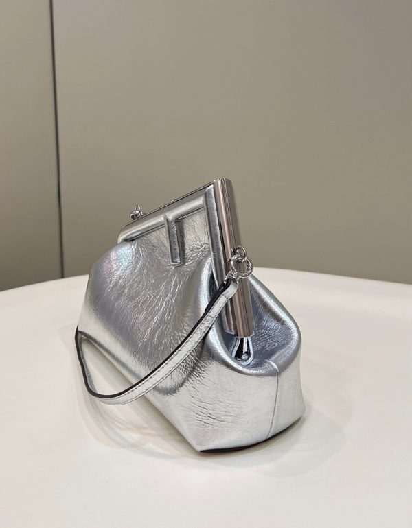 Contrefaçon Fendi First Petit Sac en argent – Image 10