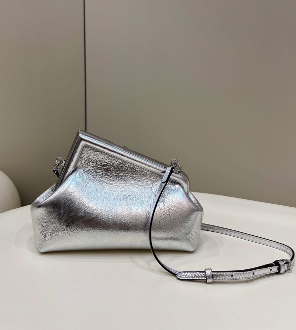 Contrefaçon Fendi First Petit Sac en argent – Image 9
