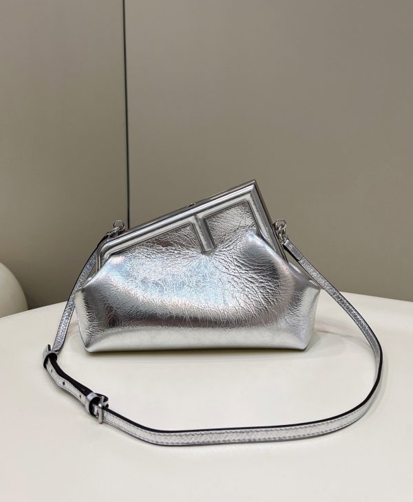 Contrefaçon Fendi First Petit Sac en argent – Image 8