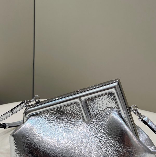 Contrefaçon Fendi First Petit Sac en argent – Image 6