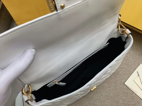 Contrefaçon Fendi Baguette Moyen Sac en FF blanc – Image 8