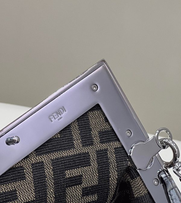 Contrefaçon Fendi First Petit Sac en argent – Image 5