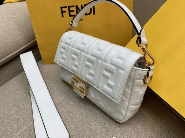 Contrefaçon Fendi Baguette Moyen Sac en FF blanc – Image 6