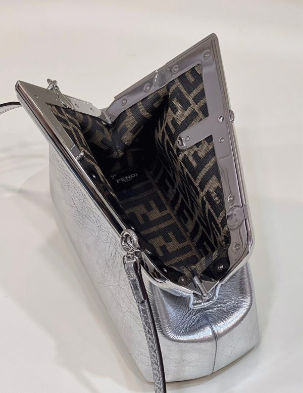 Contrefaçon Fendi First Petit Sac en argent – Image 3