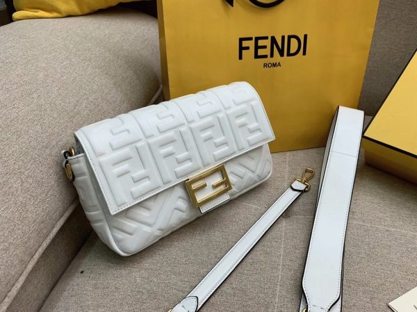Contrefaçon Fendi Baguette Moyen Sac en FF blanc – Image 4