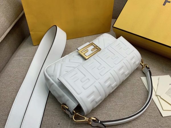 Contrefaçon Fendi Baguette Moyen Sac en FF blanc – Image 3