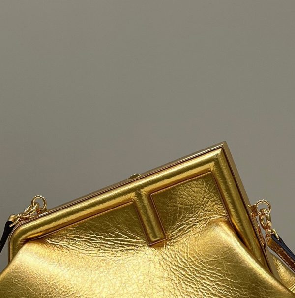 Fausse Fendi First Petit Sac en or – Image 10