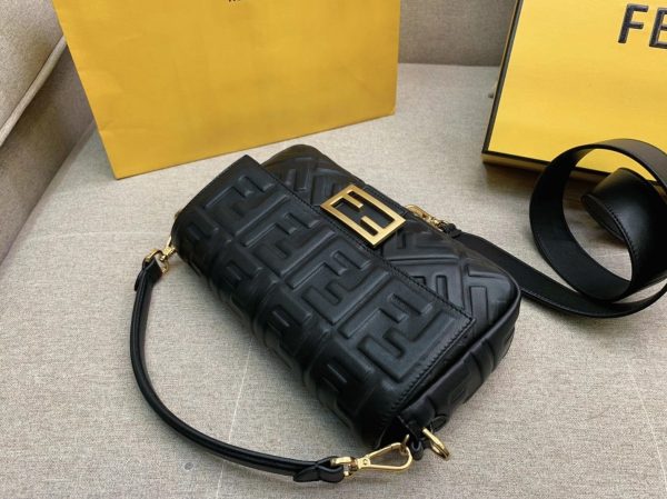 Réplique Fendi Baguette Moyen Sac en FF noir – Image 9