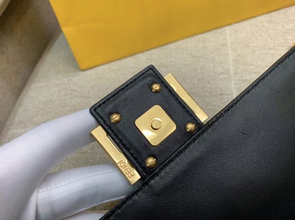 Réplique Fendi Baguette Moyen Sac en FF noir – Image 8