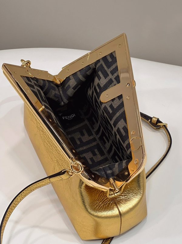 Fausse Fendi First Petit Sac en or – Image 5