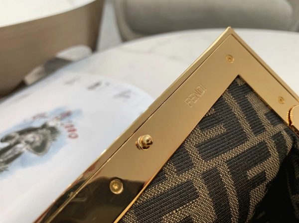 Contrefaçon Fendi First Moyen Sac en cuir nappa brun foncé – Image 9