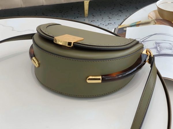 Contrefaçon Fendi Moonlight Sac Saddle en cuir de veau vert – Image 5