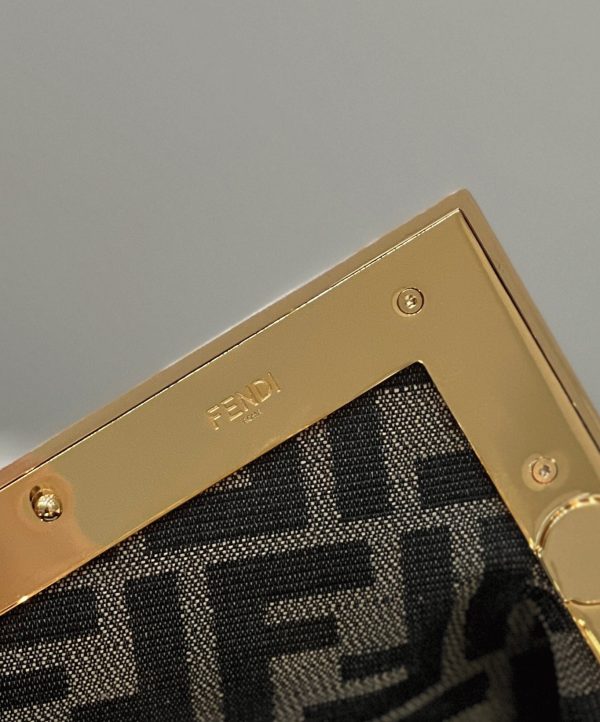 Fausse Fendi First Petit Sac en or – Image 4
