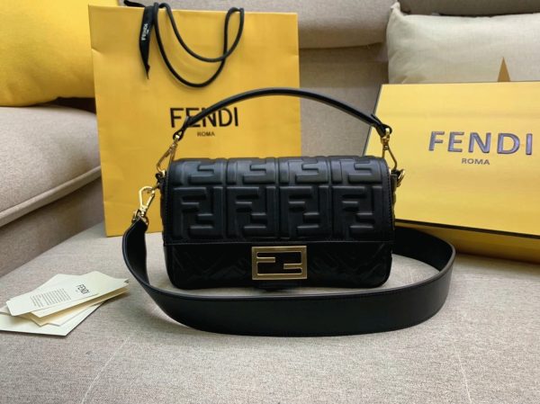 Réplique Fendi Baguette Moyen Sac en FF noir – Image 5