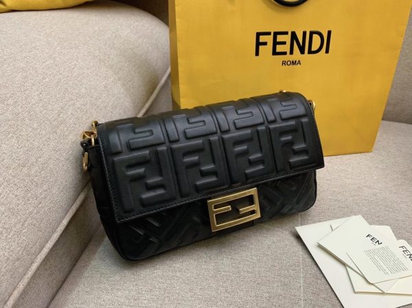 Réplique Fendi Baguette Moyen Sac en FF noir – Image 4