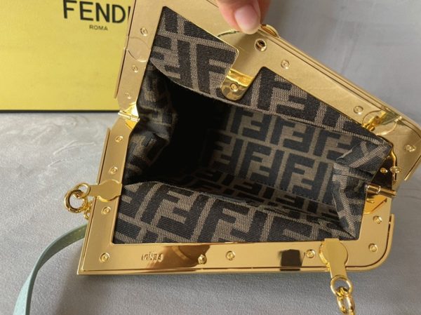 Fausse Fendi First Petit Sac en or – Image 2