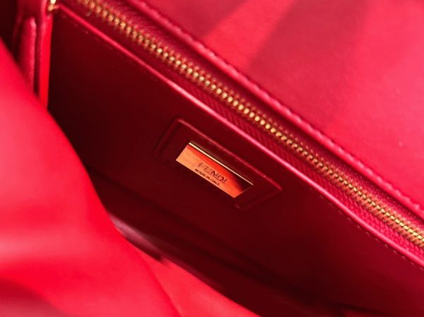 Contrefaçon Fendi Peekaboo Mini Sac en cuir nappa rouge – Image 9