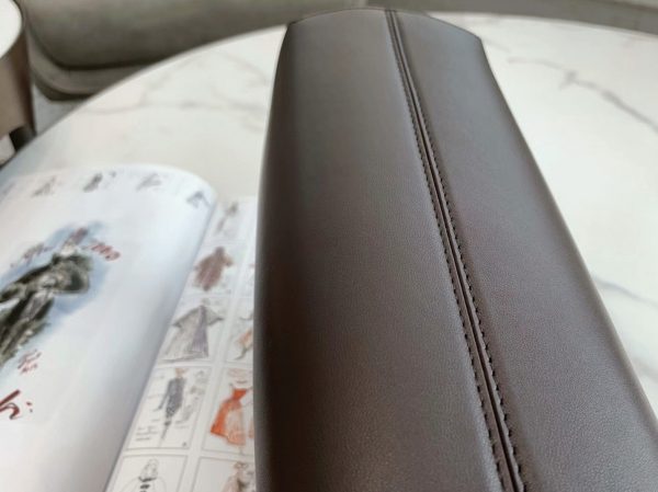 Contrefaçon Fendi First Moyen Sac en cuir nappa brun foncé – Image 7