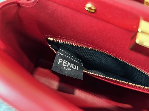 Contrefaçon Fendi Peekaboo Mini Sac en cuir nappa rouge – Image 7