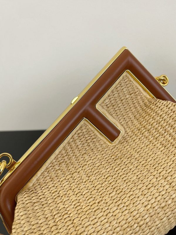 Réplique Fendi First Petit Sac en raphia naturel – Image 5