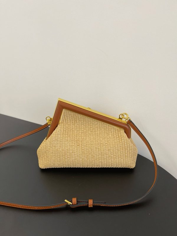 Réplique Fendi First Petit Sac en raphia naturel – Image 3