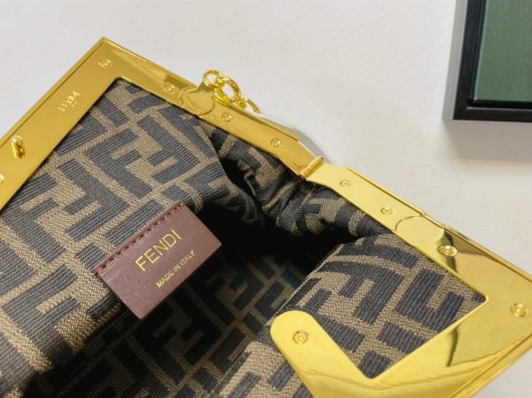 Réplique Fendi First Petit Sac en raphia naturel – Image 2