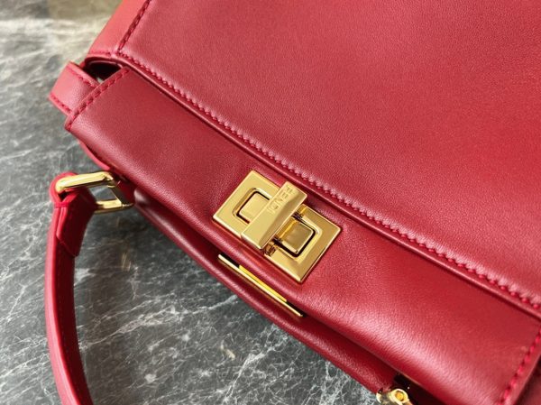 Contrefaçon Fendi Peekaboo Mini Sac en cuir nappa rouge – Image 6