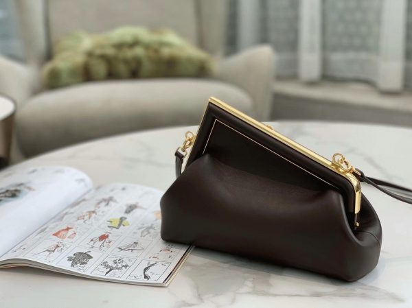 Contrefaçon Fendi First Moyen Sac en cuir nappa brun foncé – Image 4