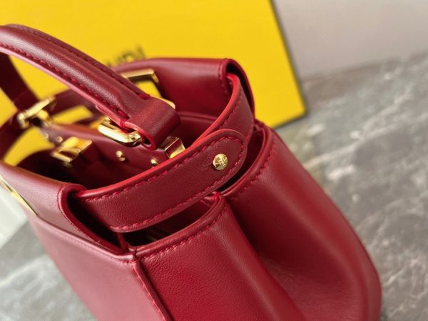Contrefaçon Fendi Peekaboo Mini Sac en cuir nappa rouge – Image 4
