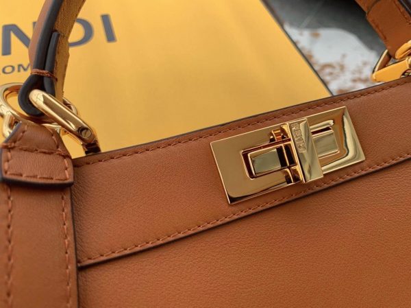 Fausse Fendi Peekaboo ISeeU Moyen Sac en cuir de veau brun – Image 8