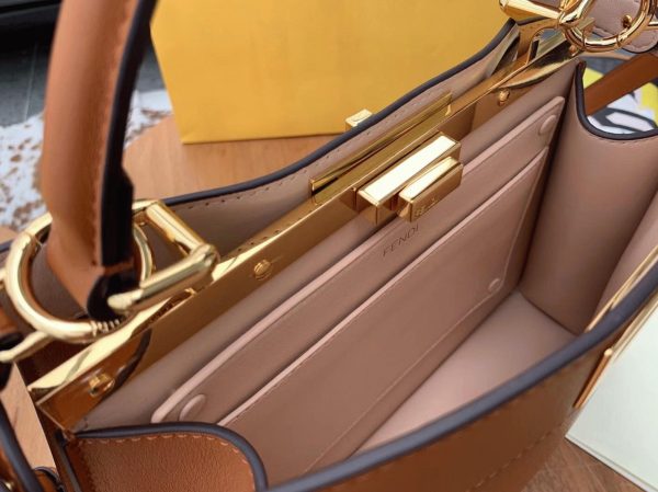 Fausse Fendi Peekaboo ISeeU Moyen Sac en cuir de veau brun – Image 7