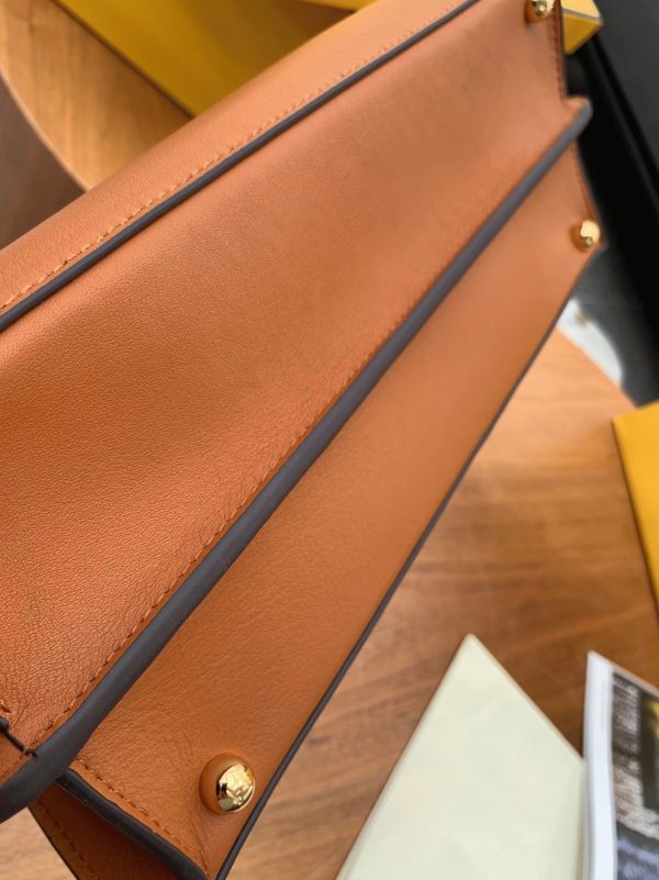Fausse Fendi Peekaboo ISeeU Moyen Sac en cuir de veau brun – Image 5