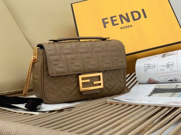 Fendi Baguette Chaîne Sac Midi en taupe – Image 5