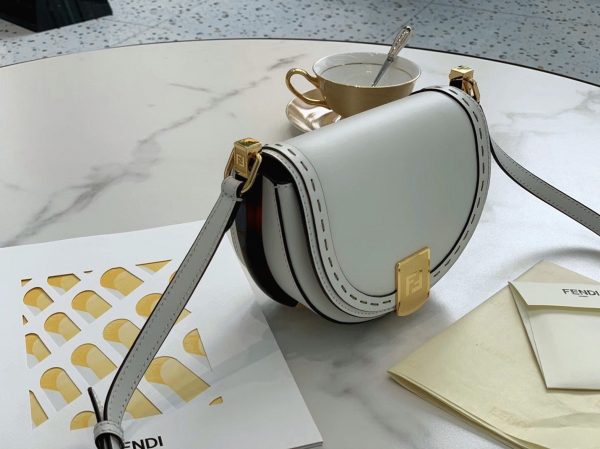 Fausse Fendi Moonlight Sac Saddle en cuir de veau blanc – Image 8